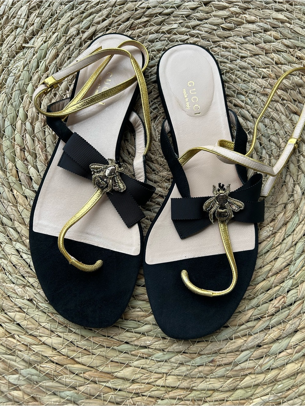 🚩steal Gucci Black Suede Sandals with Gold Bee & Bow Accents